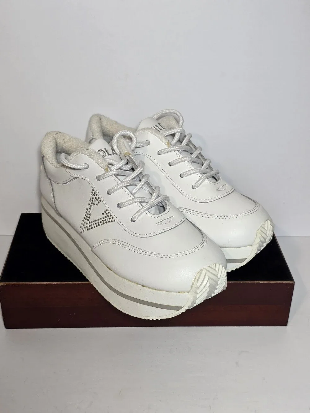 Volatile Womens 6 White Leather Platform Sneakers Rhinestone Y2K Chunky Shoes